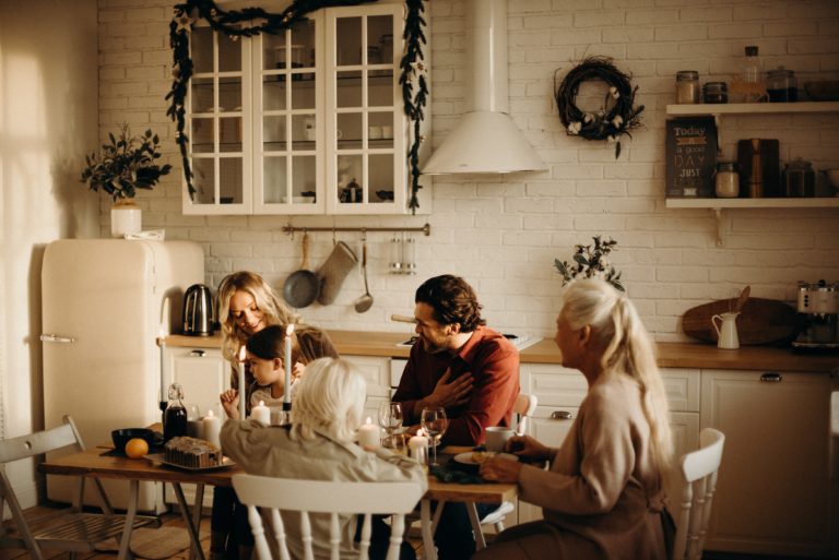 Rodzina wokół świątecznego stołu