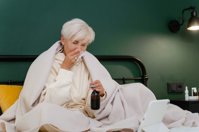 Jak zadbać o zdrowie seniora w sezonie przeziębień i grypy?