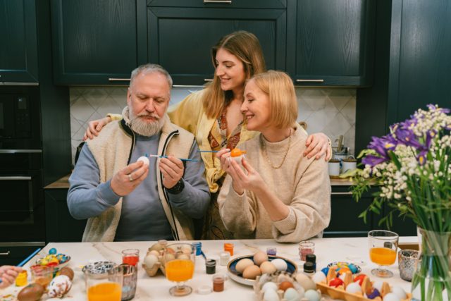 Wielkanoc z osobą z demencją – jak stworzyć bezpieczną i spokojną atmosferę?