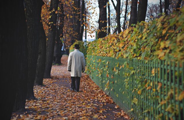Jesień a aktywność seniora – jak nie zamknąć się w domu, gdy pogoda przestaje sprzyjać?